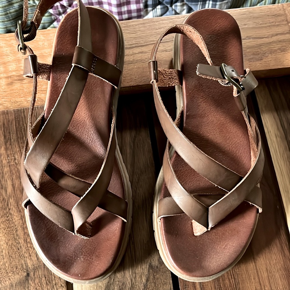 Women’s sandals size 6 1/2 brown